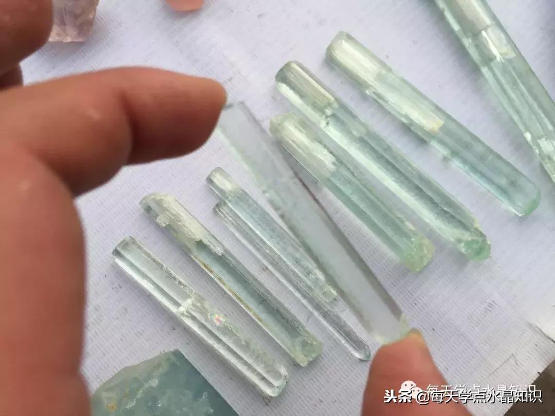 天蒙蒙亮赶个早市看一看天然水晶毛料市场