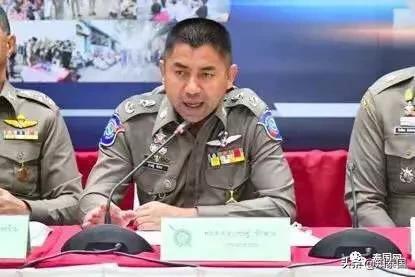 *弹子**警告！素拉切的车，在路边被枪手打成了马蜂窝……