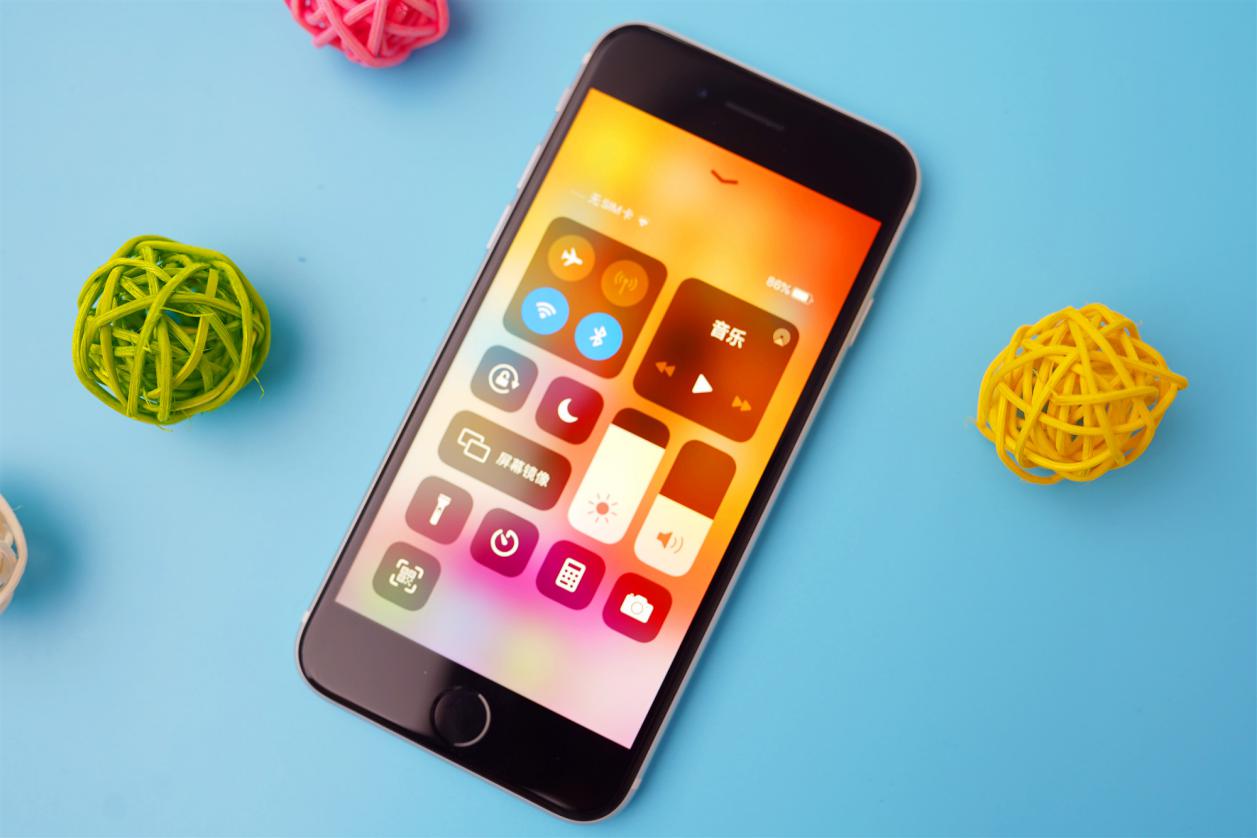 不吹不黑新iphonese真实评测开箱,新一代的苹果se有什么优势