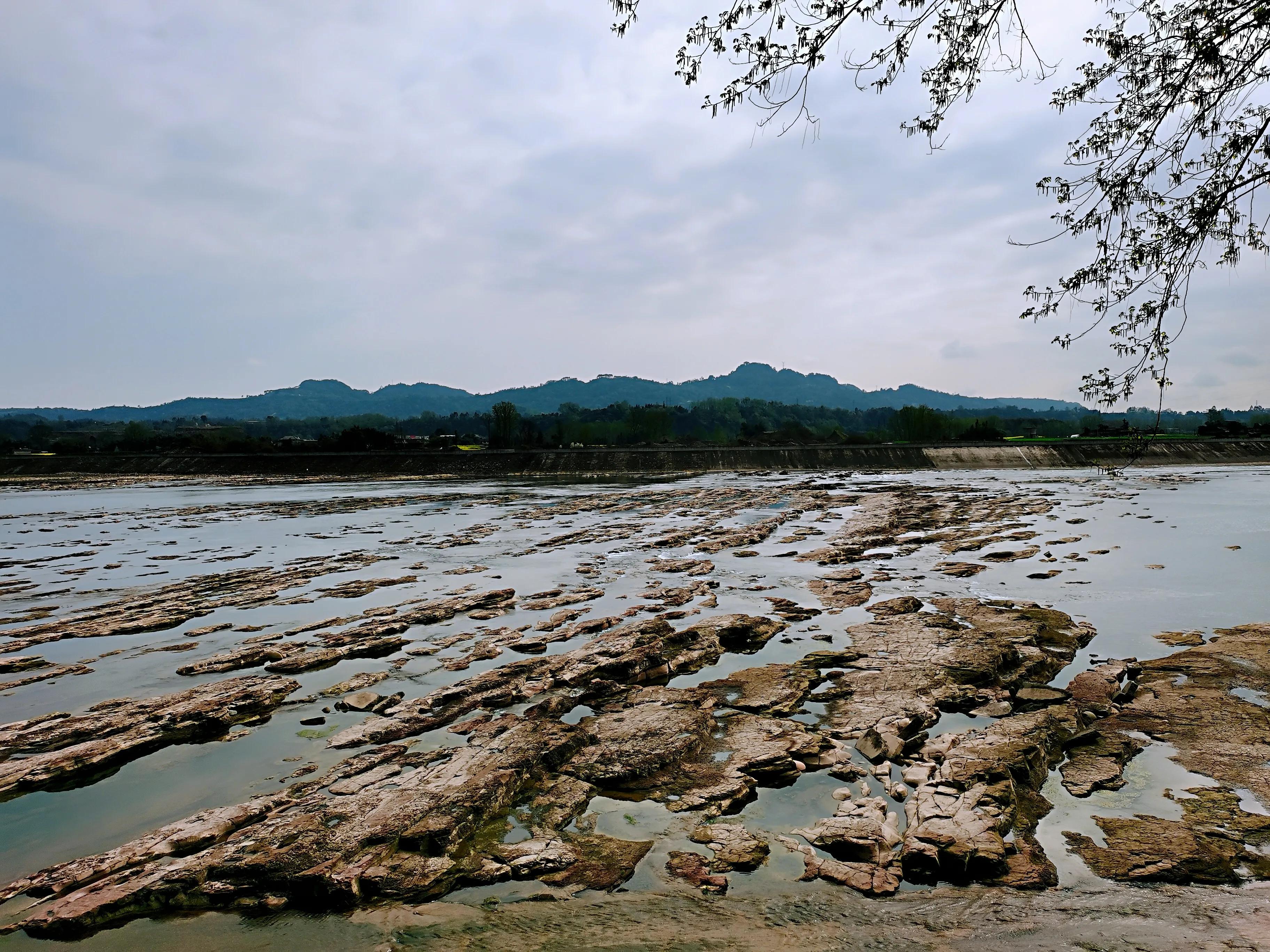 行走在潋滟*光春**里从丹犁古国到千年纸乡的牧马情歌