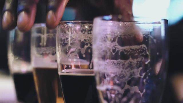 白啤黄啤黑啤酒哪个更健康,喜欢喝啤酒的人都是什么心理