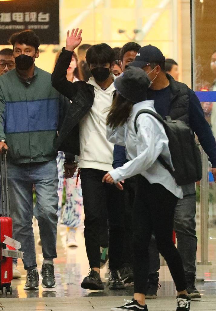 丁真综艺最新消息,丁真综艺首秀上演大型圈粉现场