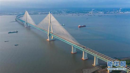 中国基建奇迹大桥,基建狂魔建山区跨河大桥