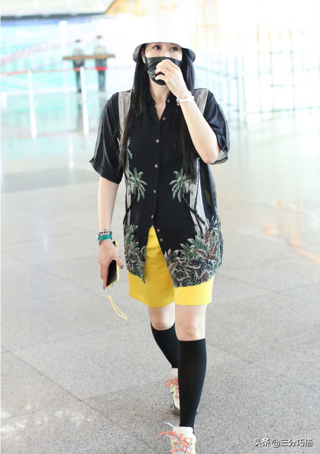 钟丽缇扮嫩扮出新高度,钟丽缇敢这样穿展示身材高贵优雅