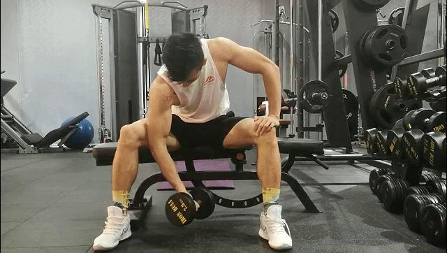 100斤瘦子增肌哑铃训练,哑铃垫高蹲练大腿内侧增肌