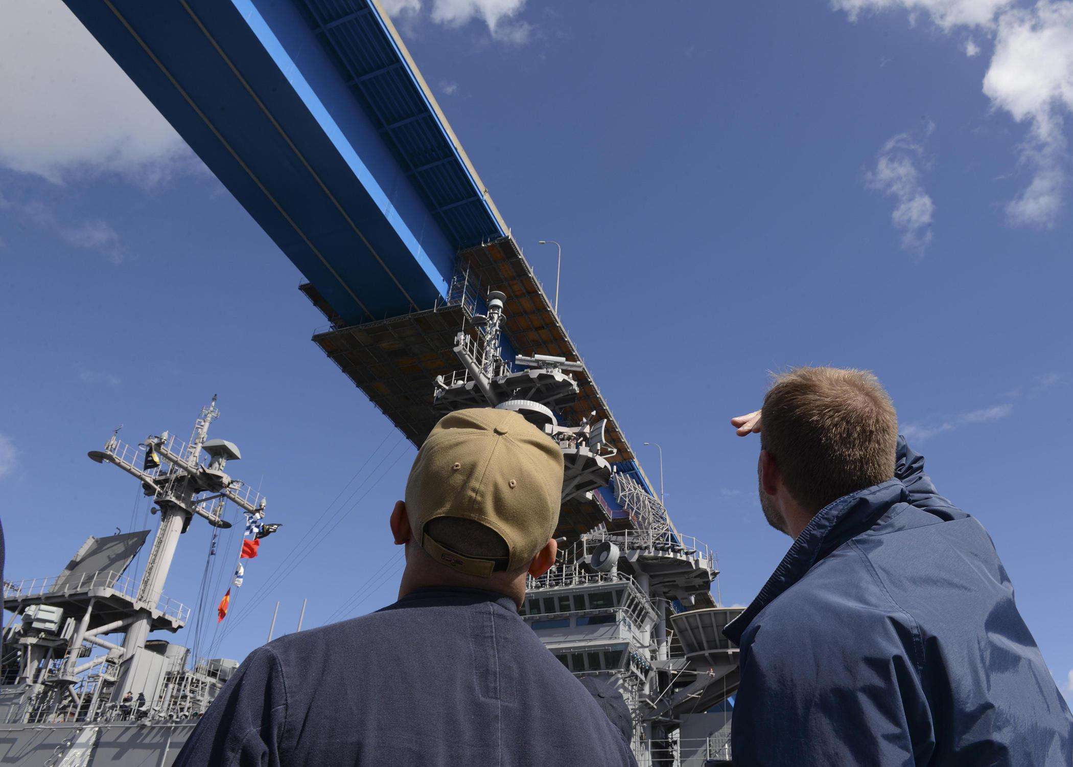 有多少国家在帮美国养*队军**？亚洲排第一，这几个国家既可怜又可恨