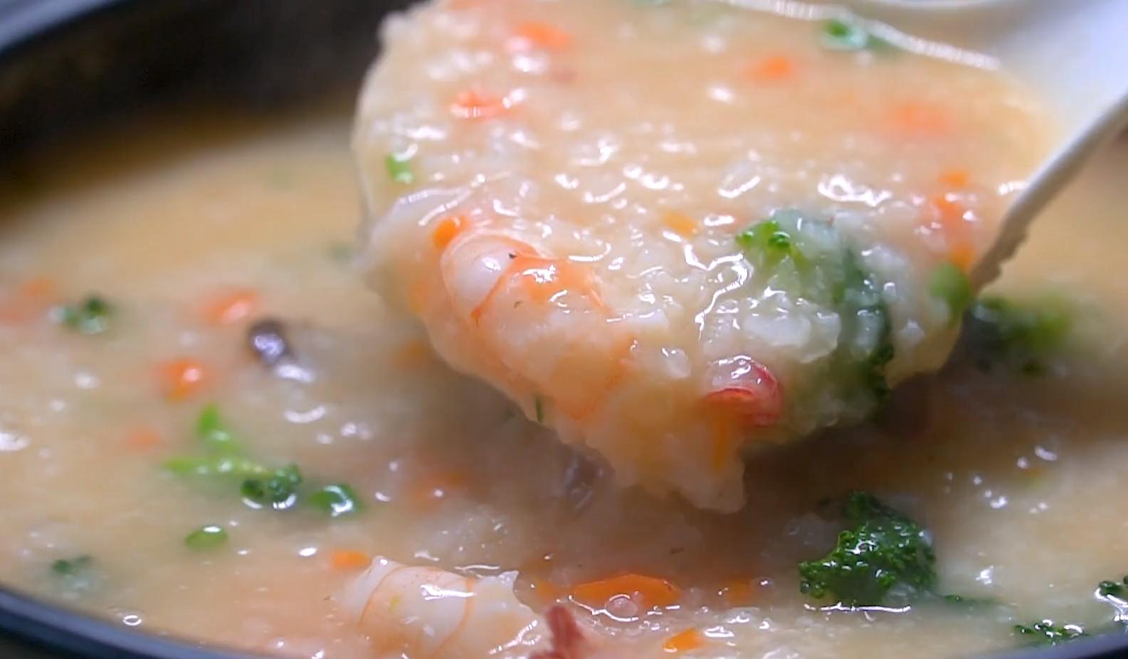 香菇大虾海鲜粥电饭煲做法,懒人版速冻虾海鲜粥的家常做法