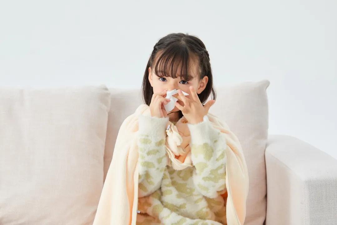 孩子一觉醒来流鼻涕是感冒了吗,宝宝一觉醒来嗓子哑流鼻涕