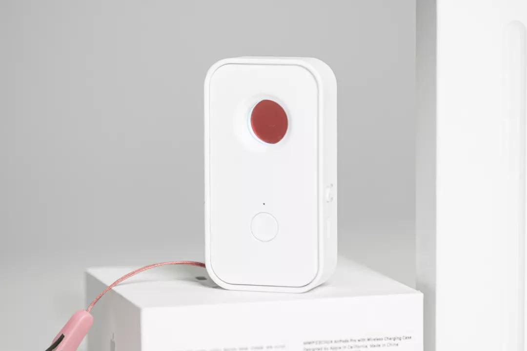 使用手机检测房间内针孔摄像头,男子住房发现针孔摄像头