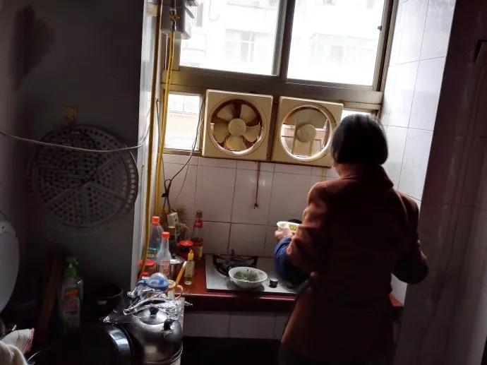 厨房刷锅清洁钢丝球,厨房的锅太黑咋办