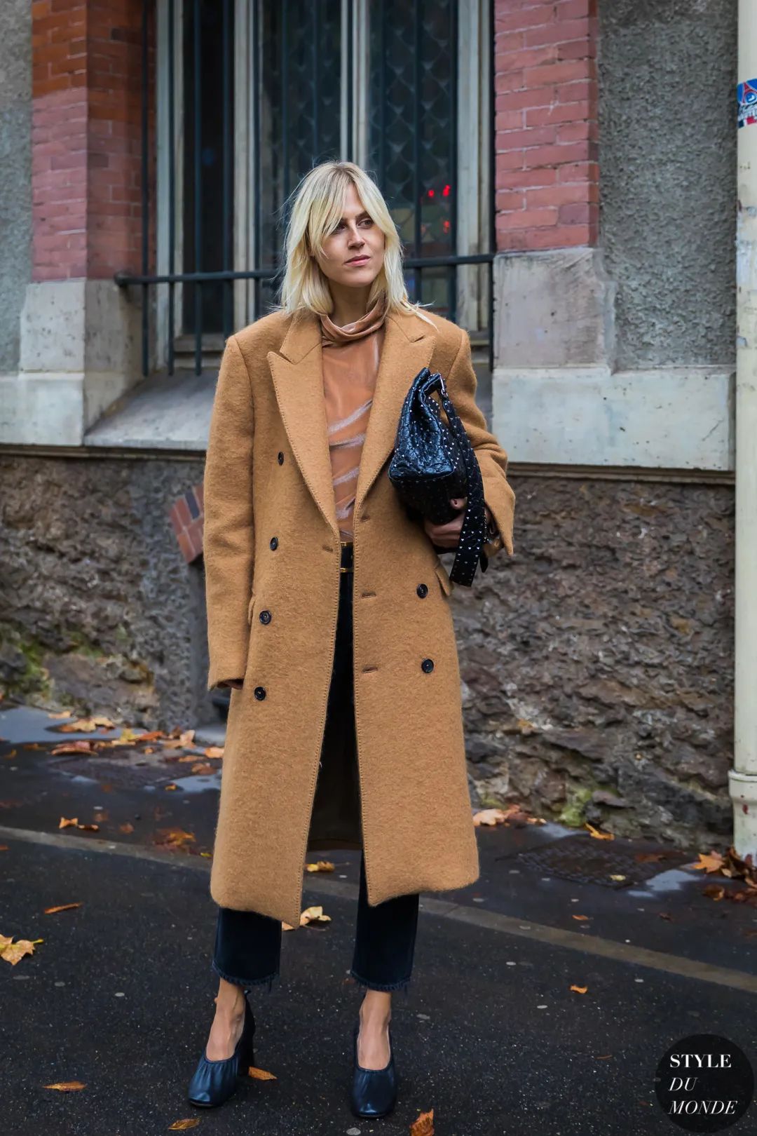 驼色大衣多种风格穿搭攻略,驼色大衣的高级感穿搭示范