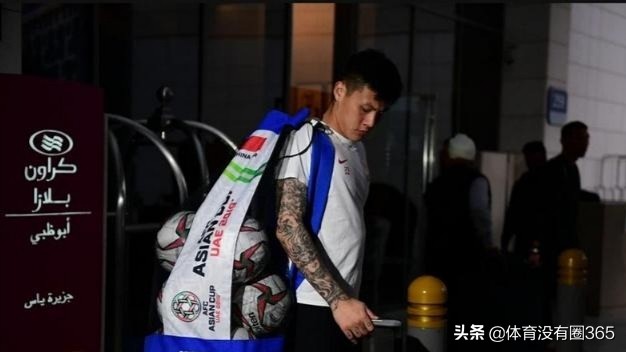 国脚返程,足球球员离队的瞬间