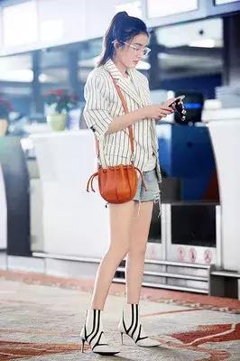 这篇春晚穿搭主要是来回(应)馈(付)社(老)会(板)的!