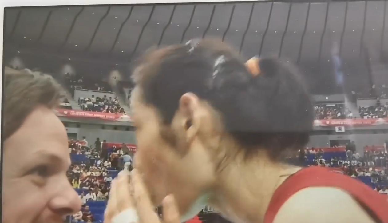 朱婷爆砍22分秀朱氏英语！流畅接受组委会英文采访还教记者说中文