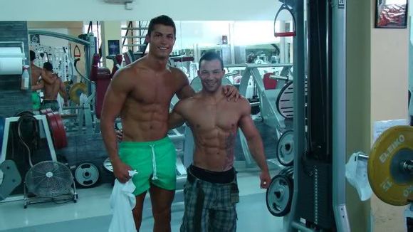 C罗半裸秀肌肉高清图片,C罗健身照片