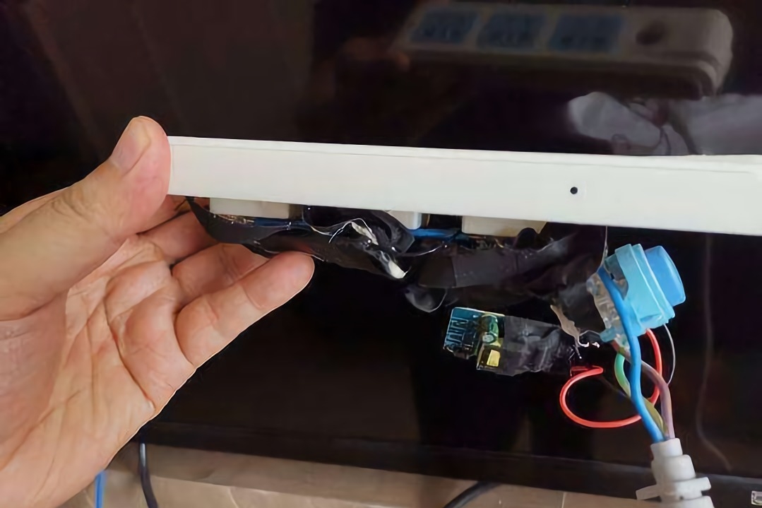 建议大家住酒店:先拔掉电视机插头,用这个小米神器检测一遍房间