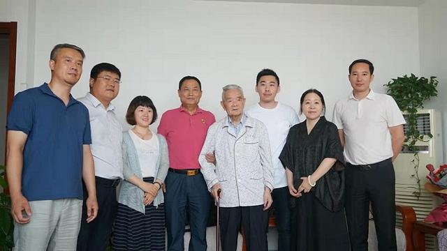 《祖国》杂志编委会执行主任李和平一行拜访老红军万海峰上将