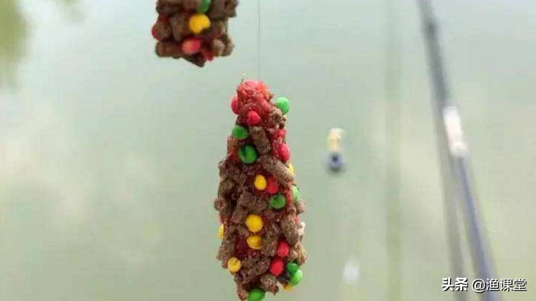 野钓鱼咬钩怎么处理,钓鱼一直被吸走鱼饵怎么办