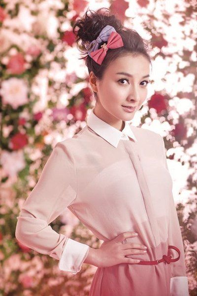 吴昕吊带露背装,吴昕穿红色中筒袜