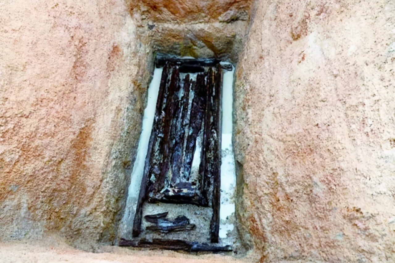 工地挖出红色棺椁历经700余年,农民挖出千年古墓完整版