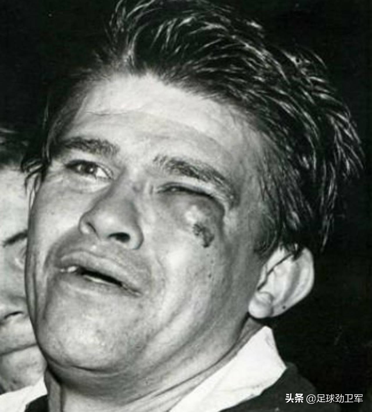 FIFA主席为何拥抱罚下贝利而遭暴打的“傻子”裁判？