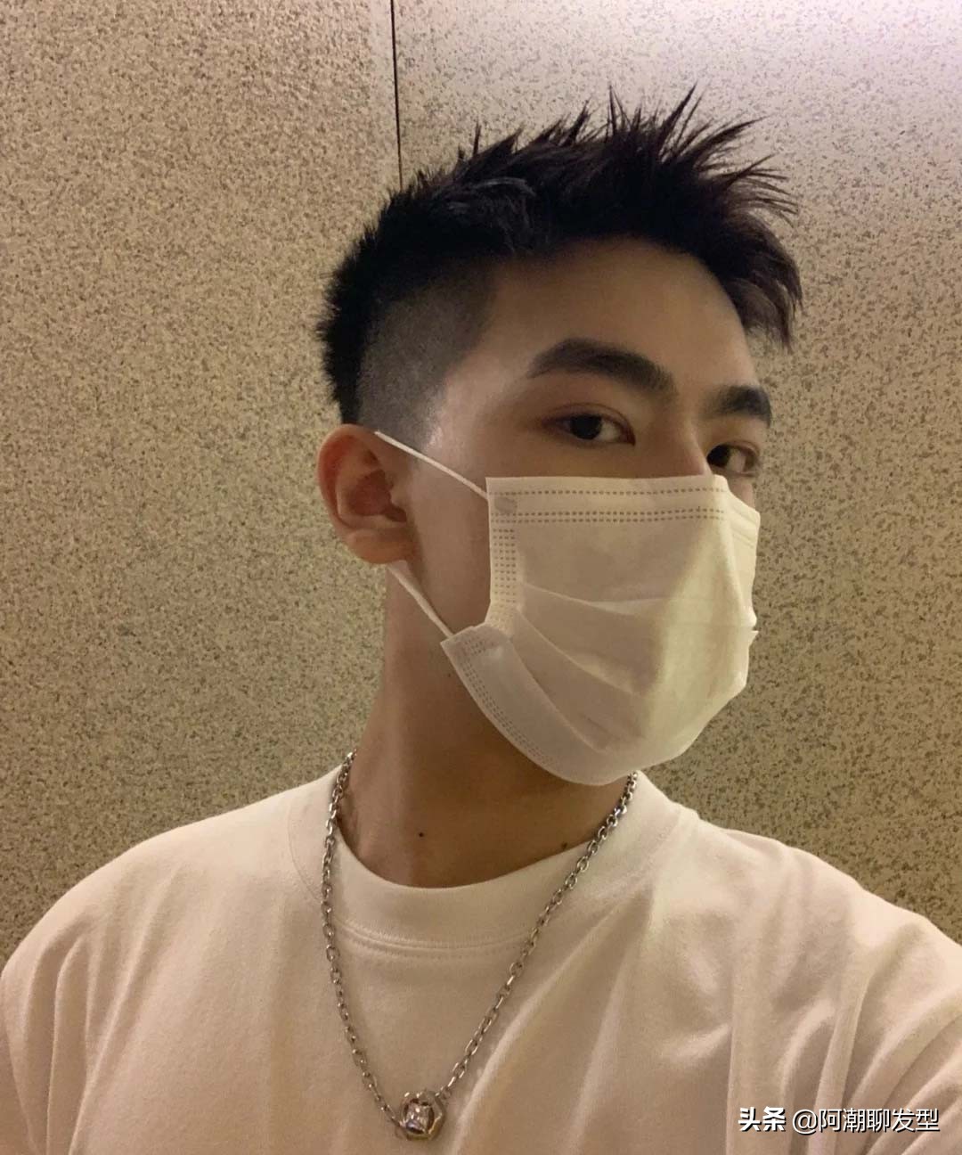 两边铲短发型烫发男,两边铲短中间留很长发型