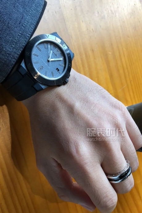 网友晒自己微信好友数量,网友晒1300手表