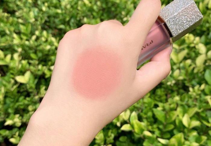 自然透粉的腮红,清冷感的裸色腮红