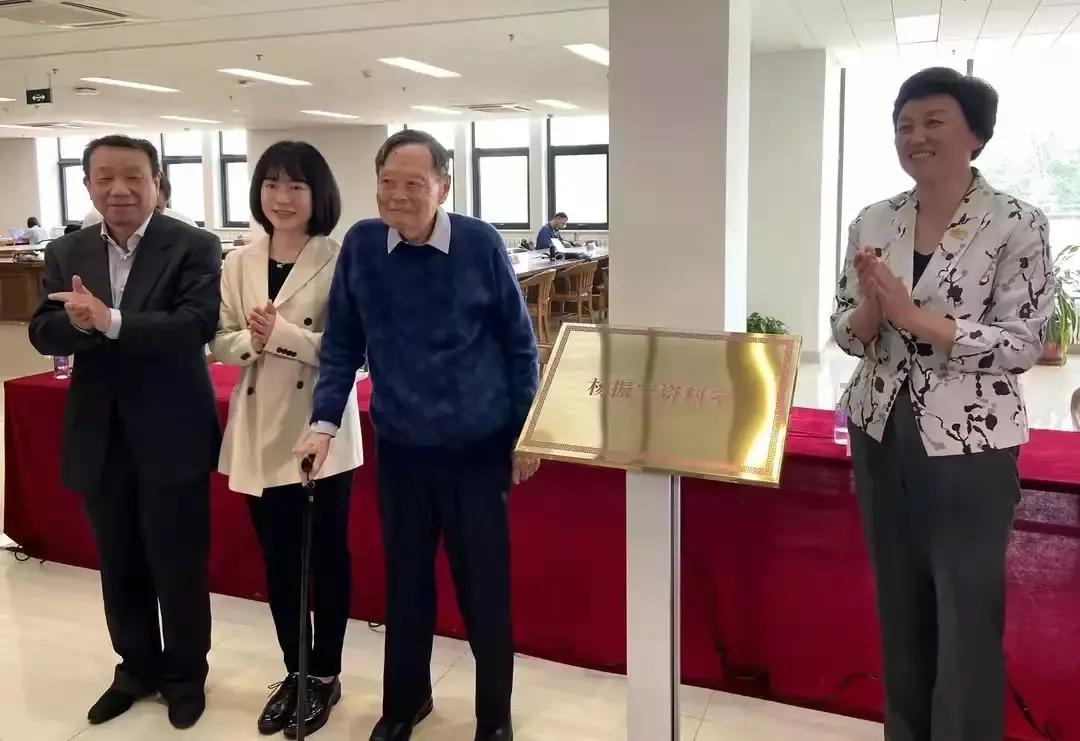 杨振宁孙女与翁帆父亲最新消息,杨澜访谈录杨振宁翁帆夫妇视频