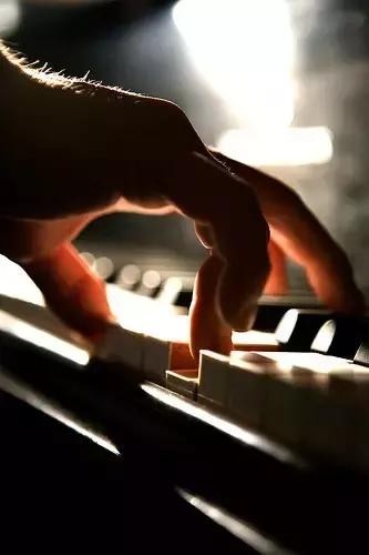 钢琴触键方式对于音色表现的影响,钢琴演奏的触键技巧与音色效果