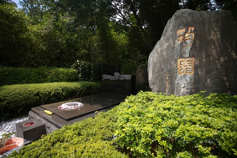 邓丽君筠园离玫瑰园有多远,邓丽君长眠筠园在哪里