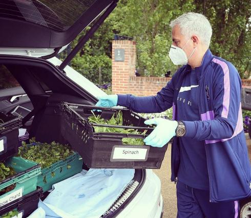 疫情期间化身搬运工，年轻人抛来崇敬眼神，这样的穆帅你怎能不爱