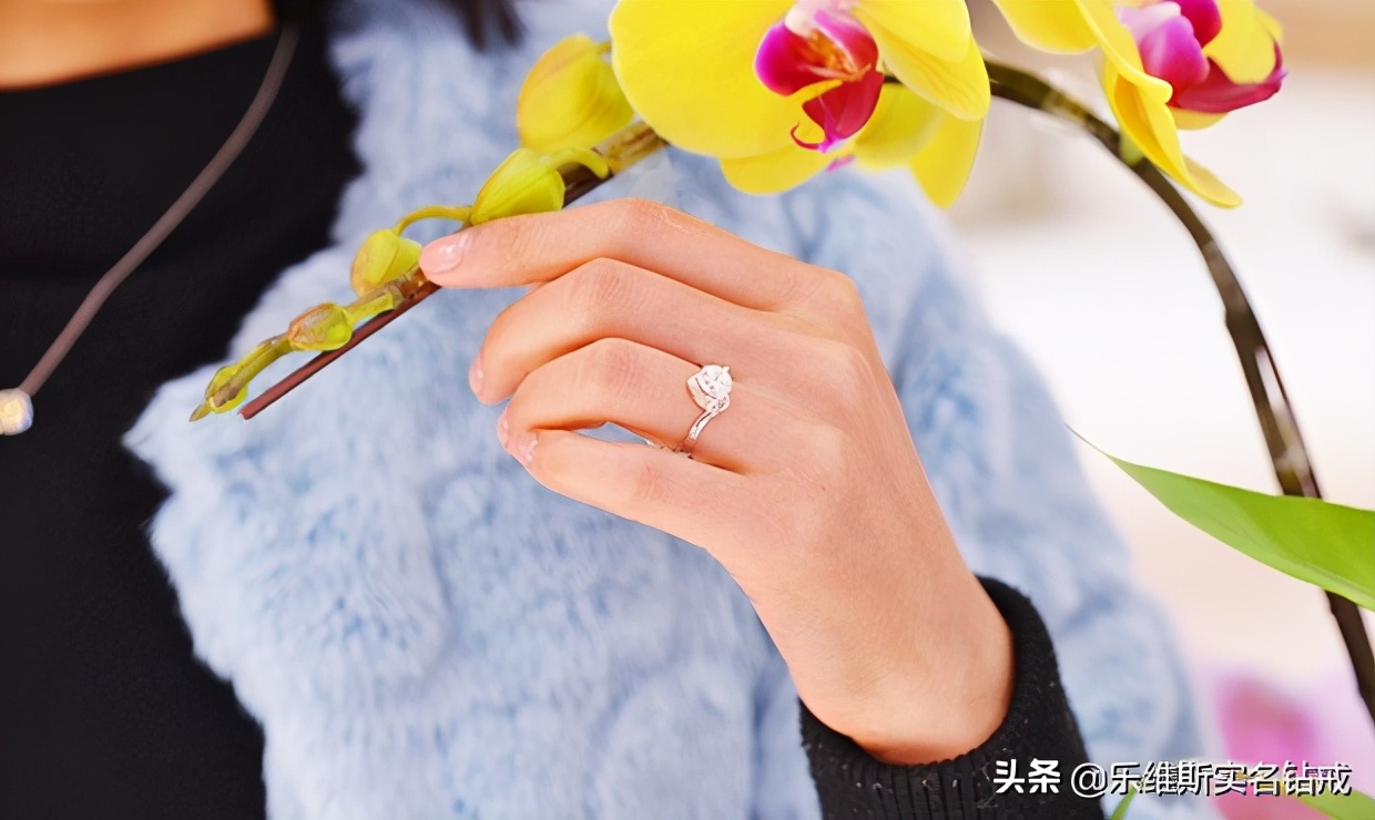 男生小拇指戴戒指有什么意义,男生无名指戴戒指的意义