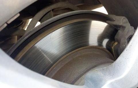 仪表盘的这八个灯亮了必须停车,停车后仪表盘自动亮起