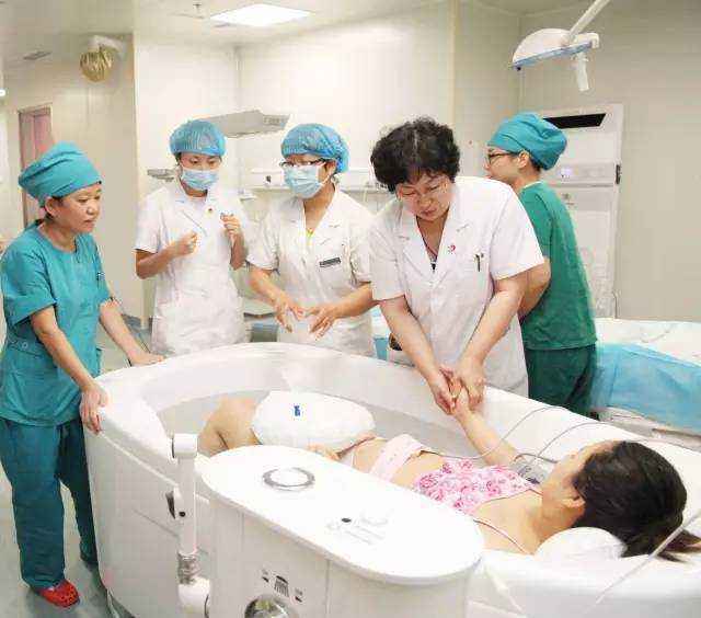 外国人水中分娩却一直生不出来,外国人在家水中分娩疼的大叫