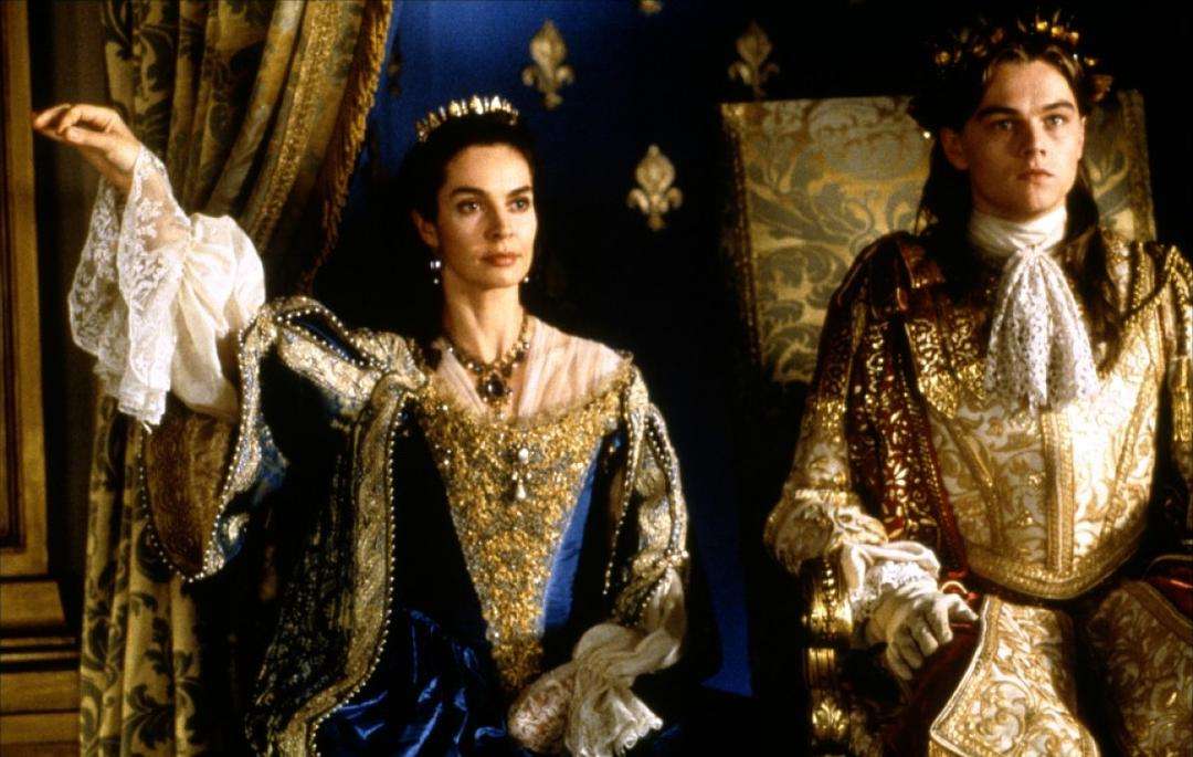 宰相*辱侮**太后，太后哭求国王杀了宰相，国王却断然下令：流放我妈