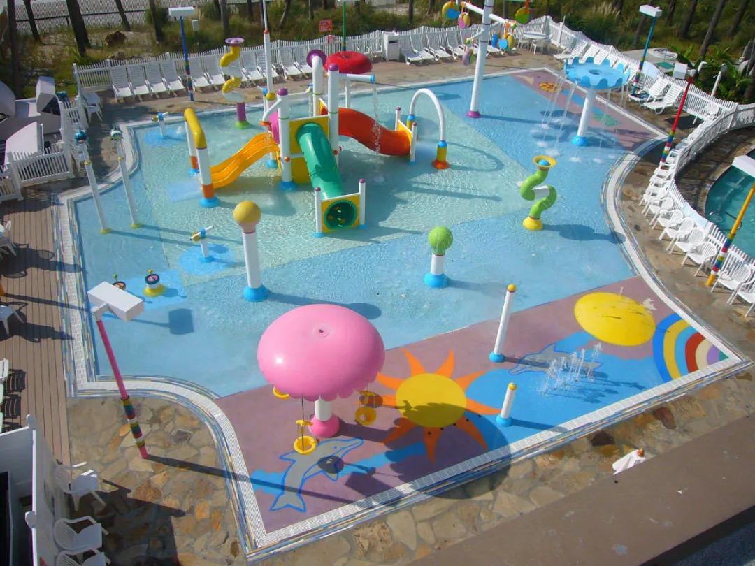 带宝宝去水上乐园玩室外游乐园,带宝宝去水上乐园充气滑梯