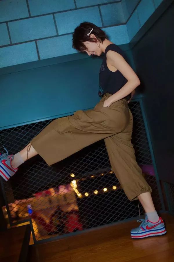 能把头发卷起来的发饰怎么戴,可以让两边头发蓬松起来的发饰