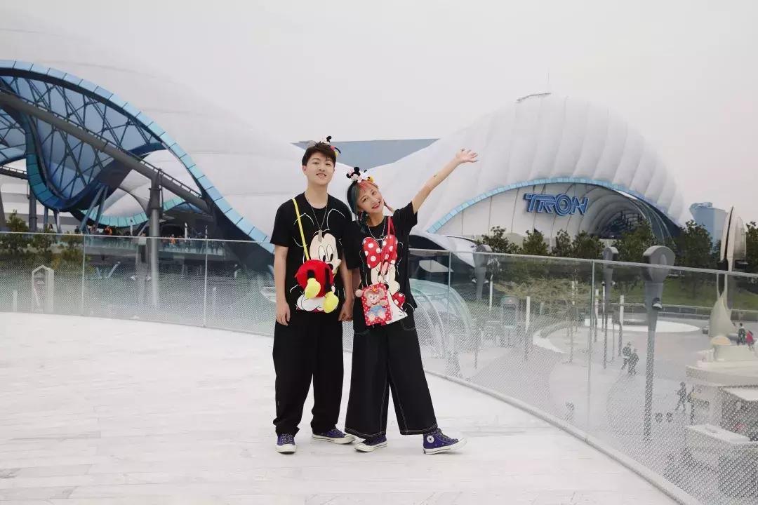 我们在上海迪士尼里玩耍了一天,发现穿的美才能玩的好!