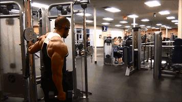 三角肌肩膀训练方法,怎么锻炼肩膀三角肌