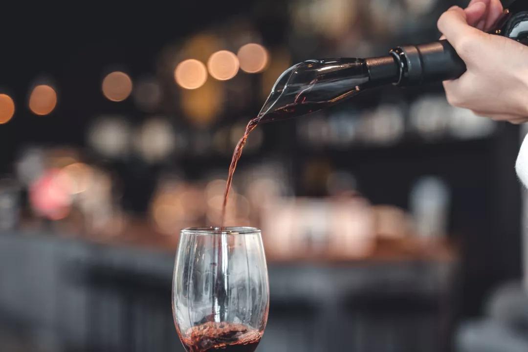 开红酒神器毫不费力的就开动了,有没有不用开瓶机打开红酒的方法