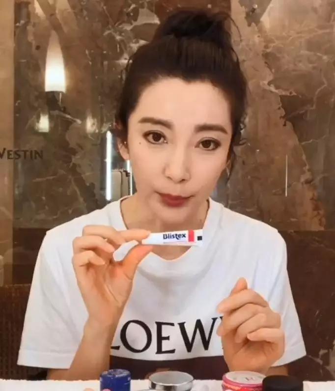 唇裂痕严重涂什么口红,嘴唇涂口红立马出现裂纹