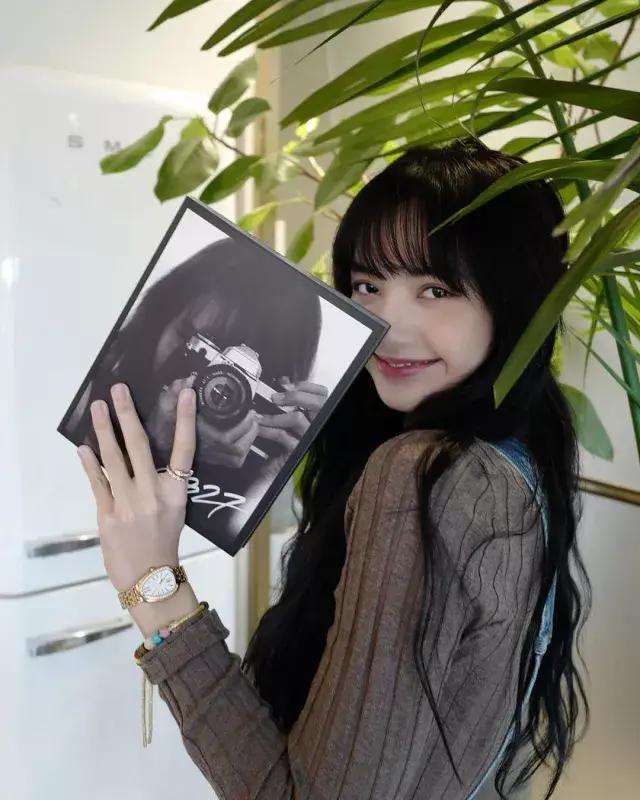 拥有lisa同款铁刘海,拥有香奈儿包包