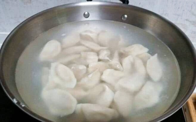速冻水饺发白，久煮不熟咋办？避免3点，2种方法煮水饺，新鲜好吃