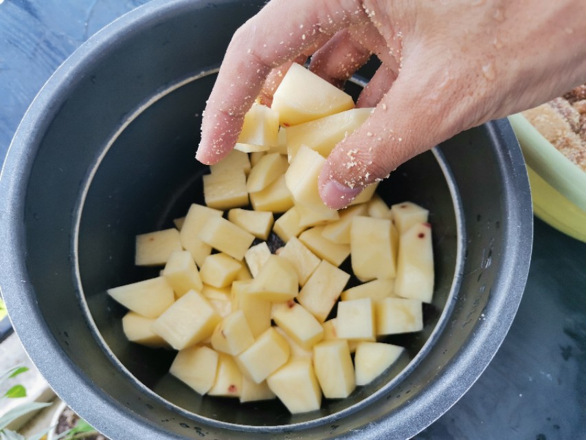 粉蒸肉五花肉怎么做,电饭锅蒸粉蒸肉的正确方法不加水