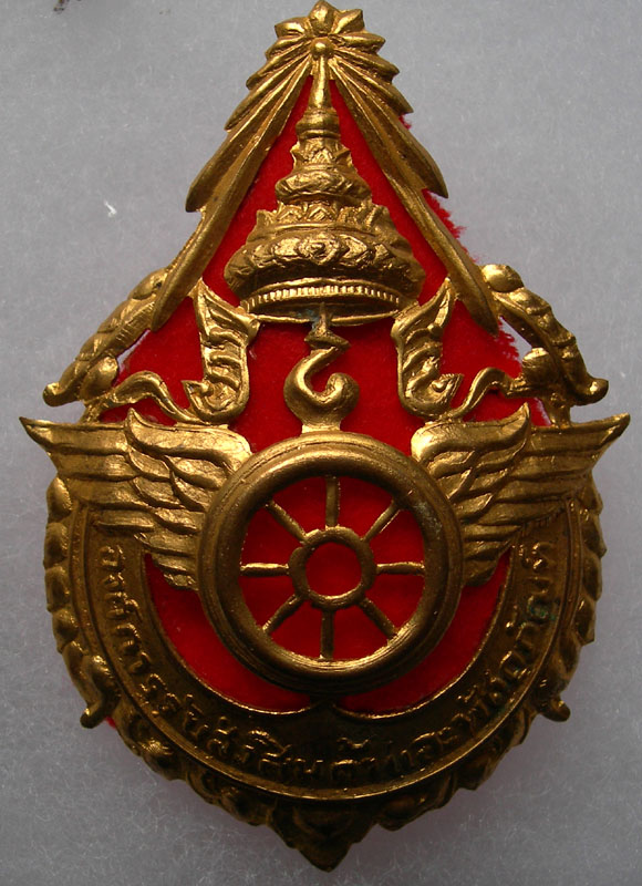 泰国皇家*队军**徽章很有特色，王冠标志象征王权，巴育都不敢不戴