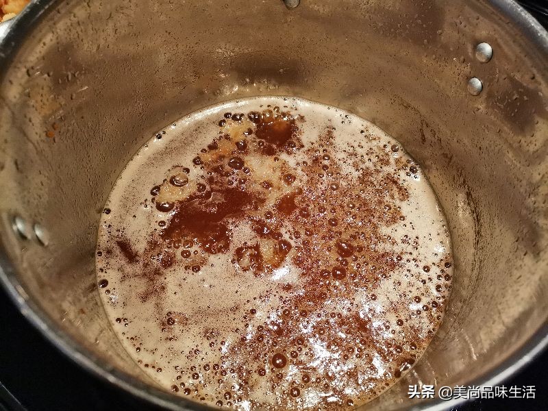 炸了食物的油变黑要怎样清理干净,炸过东西的油变黑怎么处理能变清