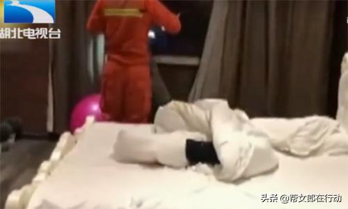 男子带毒蛇开房,强迫女子发生性关系,事后竟被被咬死