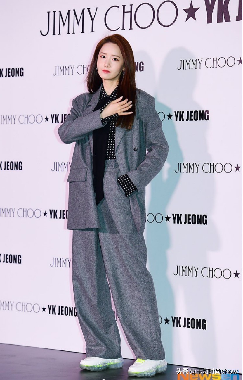 吴昕衣品时髦的穿搭,吴昕越来越美了复古开衫搭老爹裤