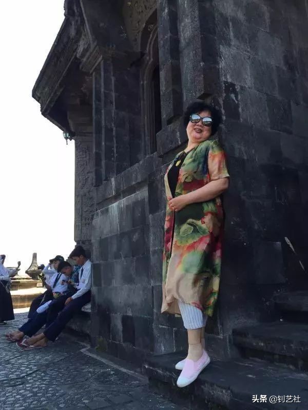 大妈旅游拍照姿势大全高级感,中国大妈旅游团拍照